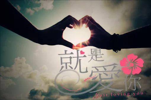 沙滩游玩的女孩们